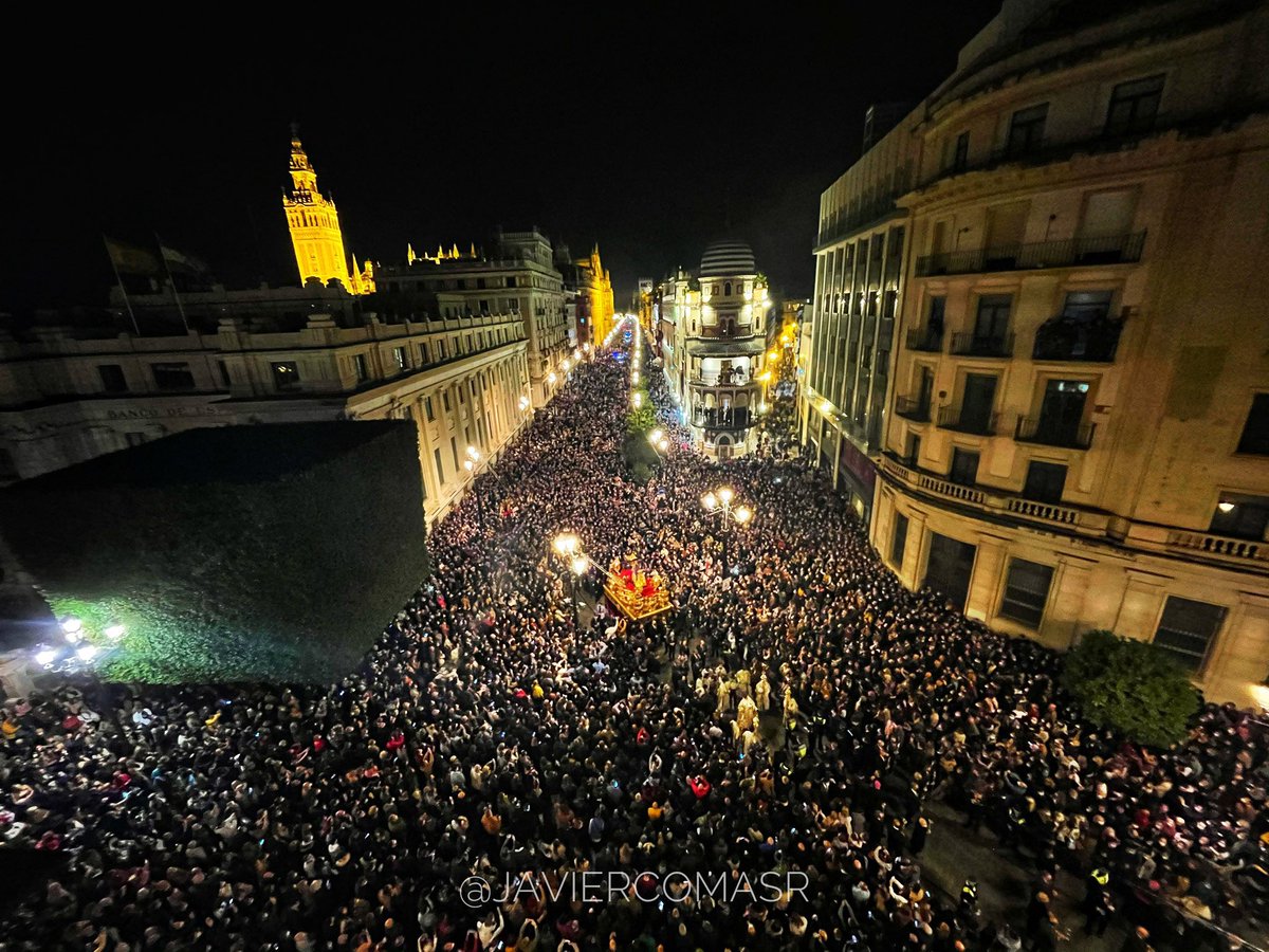 alberpalaz's tweet photo. La #MisionGranPoder ha sido una de las cosas más emocionantes que han ocurrido en los últimos meses. Ejemplo de sevillanía. La educación, el respeto, la fe y la devoción han inundado Sevilla entera. Casi nada.

📸: Gracias @JavierComasR por hacernos la distancia más llevadera. https://t.co/ybJGpizkqY