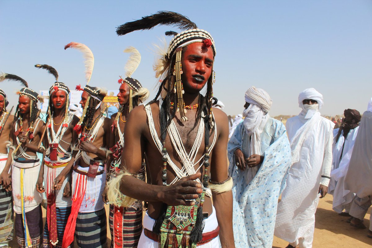 guerewolniger's tweet photo. Chez les #Wodaabe, le culte de la beauté est érigé e véritable art de vivre depuis des siècles. Pour conquérir la femme de leur vie, les hommes se parent de leurs plus beaux apparats, chantent et dansent le #Yaake pour convaincre un jury 100% féminin.

#WorsoGuerewol #VisitNiger https://t.co/FvDp3hMpcN