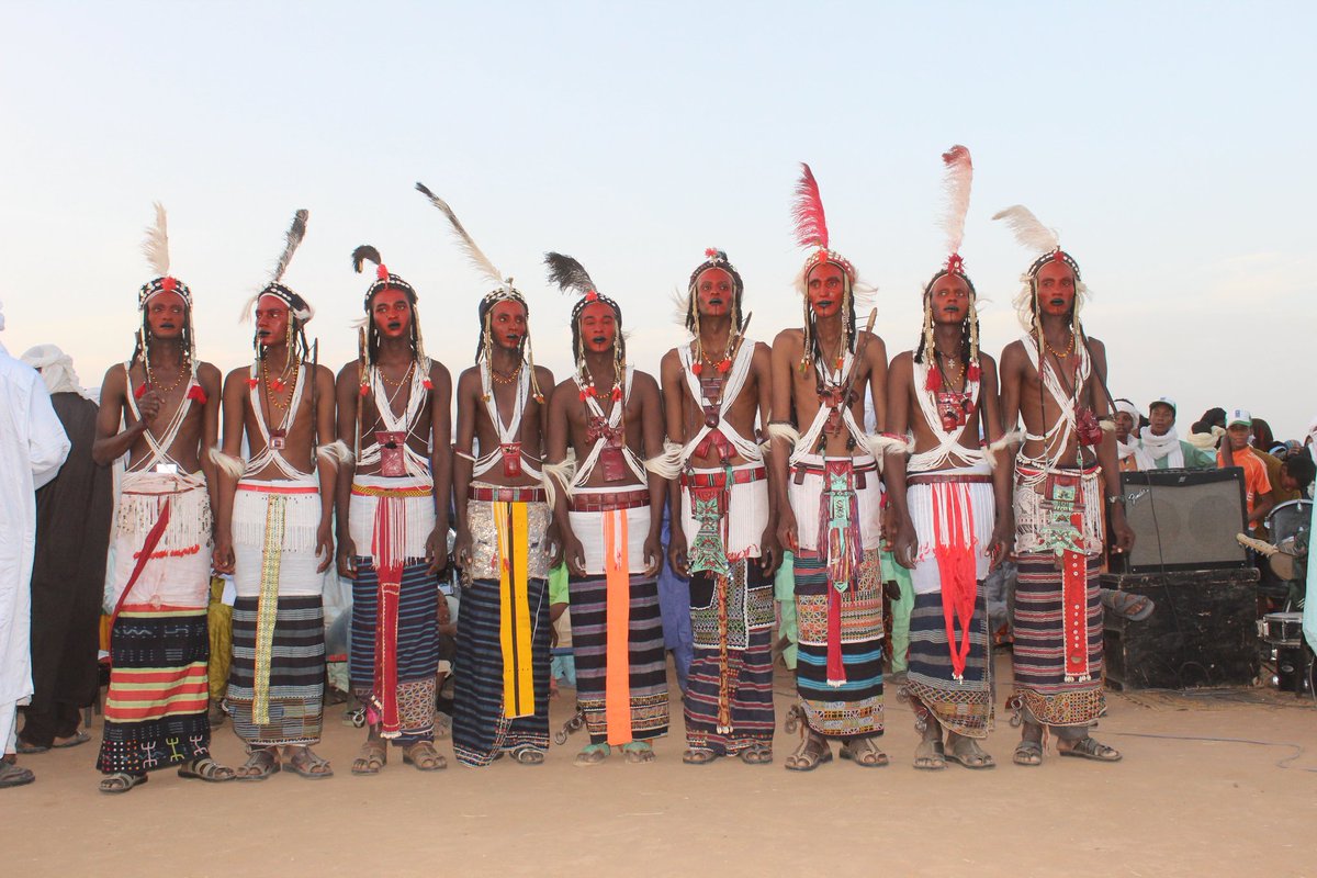 guerewolniger's tweet photo. Chez les #Wodaabe, le culte de la beauté est érigé e véritable art de vivre depuis des siècles. Pour conquérir la femme de leur vie, les hommes se parent de leurs plus beaux apparats, chantent et dansent le #Yaake pour convaincre un jury 100% féminin.

#WorsoGuerewol #VisitNiger https://t.co/FvDp3hMpcN