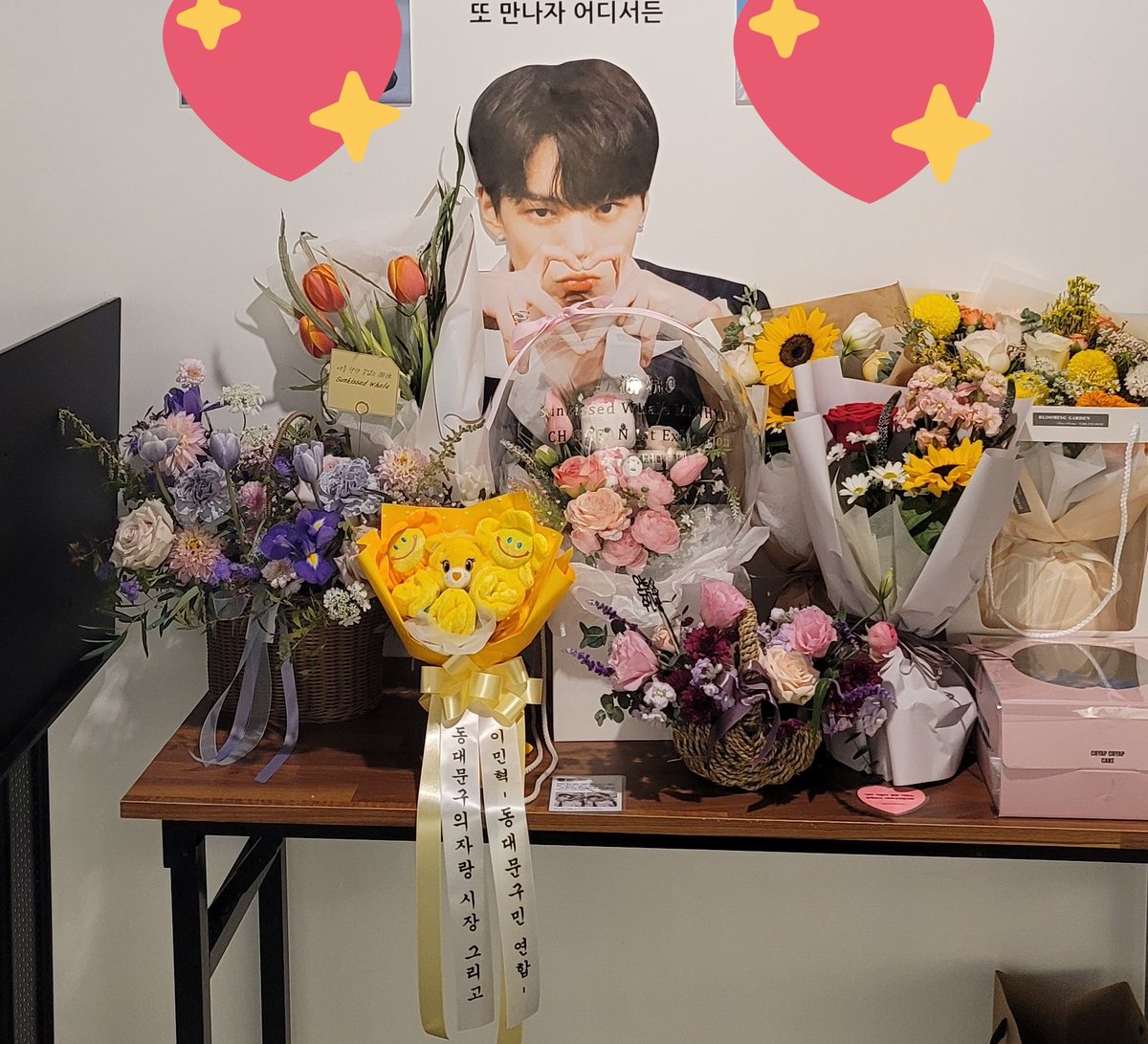 와준 친구들 고마워요 흑흑 헛살지 않았군... 꽃 이렇게 많이 받는 기분 제법 좋은 듯