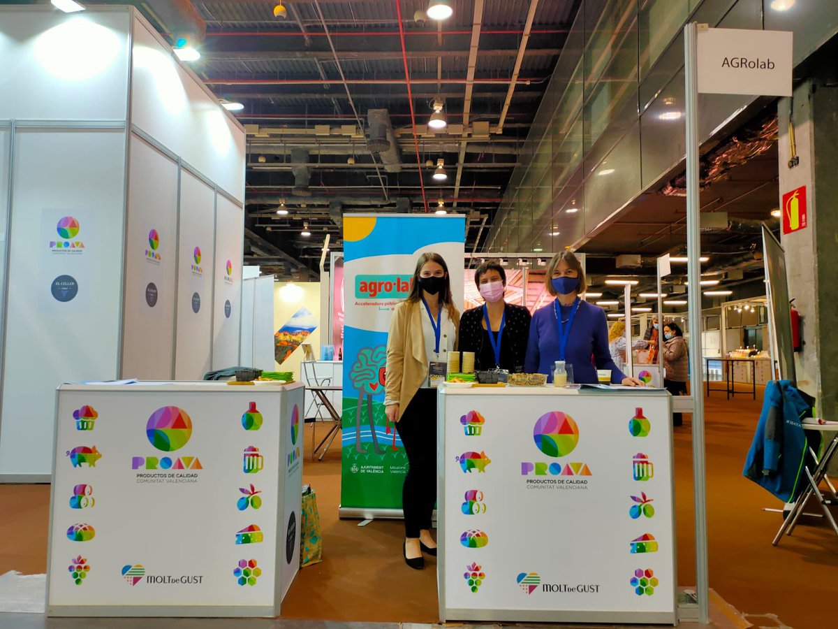 vlcilab's tweet photo. LAB 🍅🥜🧑‍🍳 Hui el nostre Agro•lab que impulsa iniciatives agroalimentàries sostenibles al centre d’Innovació Las Naves està al #MediterraneaGastronoma21. Busquem el triple impacte:econòmic, social i medioambiental. #Agrolab @GVAagroambient @mediterraneaval @AjuntamentVLC https://t.co/awzEDxXhaO
