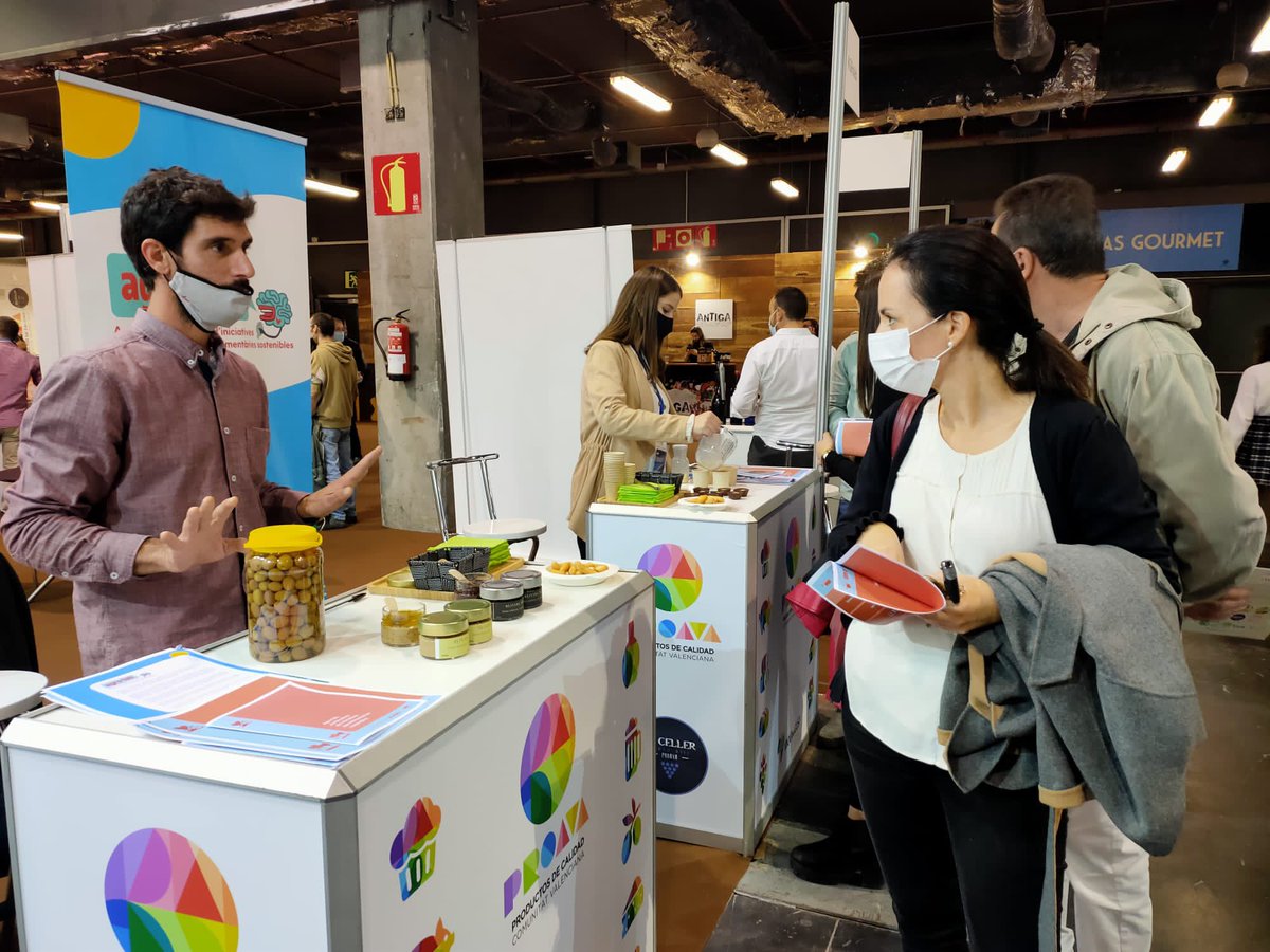 vlcilab's tweet photo. LAB 🍅🥜🧑‍🍳 Hui el nostre Agro•lab que impulsa iniciatives agroalimentàries sostenibles al centre d’Innovació Las Naves està al #MediterraneaGastronoma21. Busquem el triple impacte:econòmic, social i medioambiental. #Agrolab @GVAagroambient @mediterraneaval @AjuntamentVLC https://t.co/awzEDxXhaO
