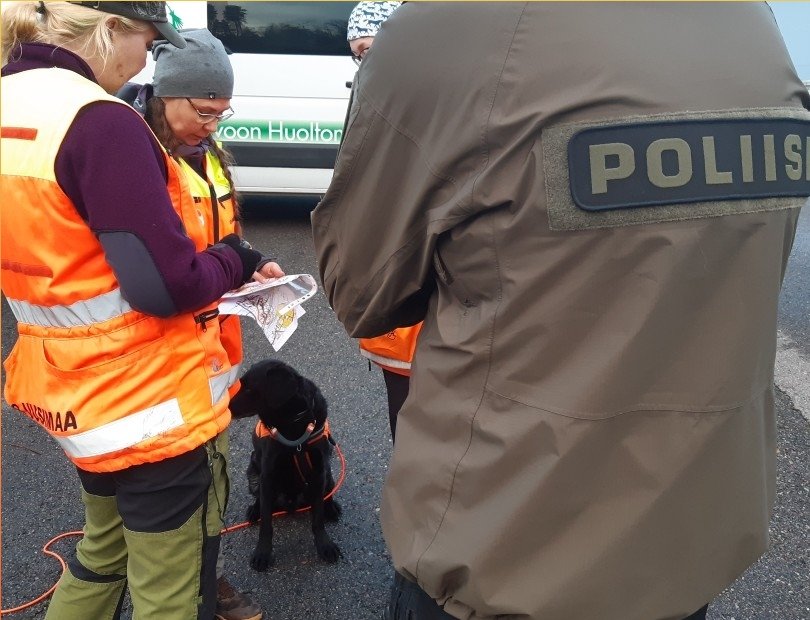 Poliisi_IU's tweet photo. Vapaaehtoisen pelastuspalvelun pelastuskoiria käytetään poliisin tukena kadonneiden etsinnässä. Viikonloppuna poliisi osallistui VIRTA-tarkastukseen arvioitsijana Porvoossa. Pelastuskoira Nero K9 Uusimaa sai hyväksytyn tuloksen.
#IUPoliisi #pelastuskoira 
https://t.co/GB36cgEoPt https://t.co/Q5eY7yiisT