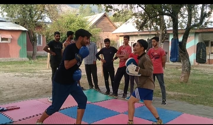 AwamFor's tweet photo. WUSHU #TRAINING BEING CONDUCTED BY #IndianArmy  FOR LOCAL #BOYS OF JAMMU KASHMIR. 
#FitIndia
#مانشستر_يونايتد_مانشستر_سيتي
#غزلان_الشمال 
#AFGvNZ https://t.co/px3PpYKImg