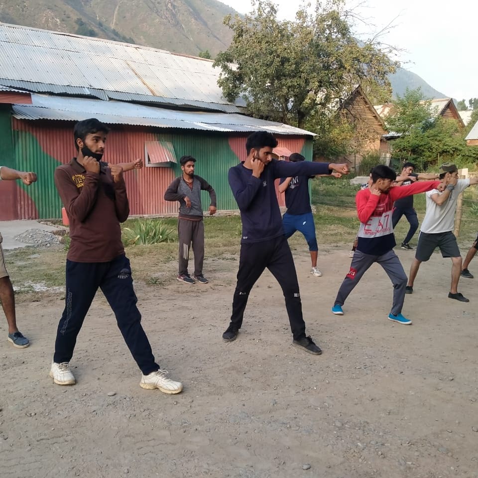 AwamFor's tweet photo. WUSHU #TRAINING BEING CONDUCTED BY #IndianArmy  FOR LOCAL #BOYS OF JAMMU KASHMIR. 
#FitIndia
#مانشستر_يونايتد_مانشستر_سيتي
#غزلان_الشمال 
#AFGvNZ https://t.co/px3PpYKImg