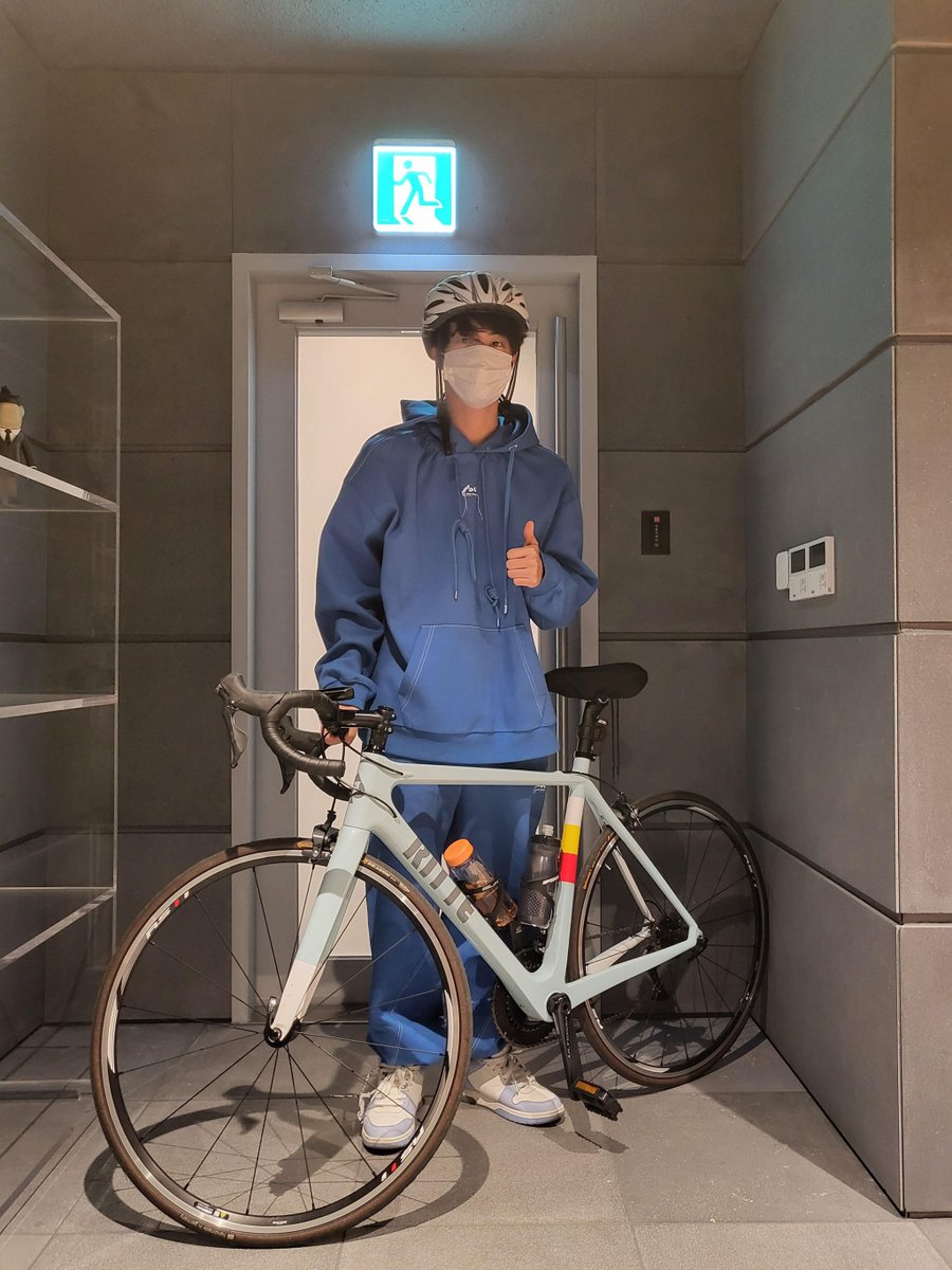 btsinthemoment's tweet photo. JIN WEVERSE POST 

🐹 leaving work https://t.co/F45oEVFipl