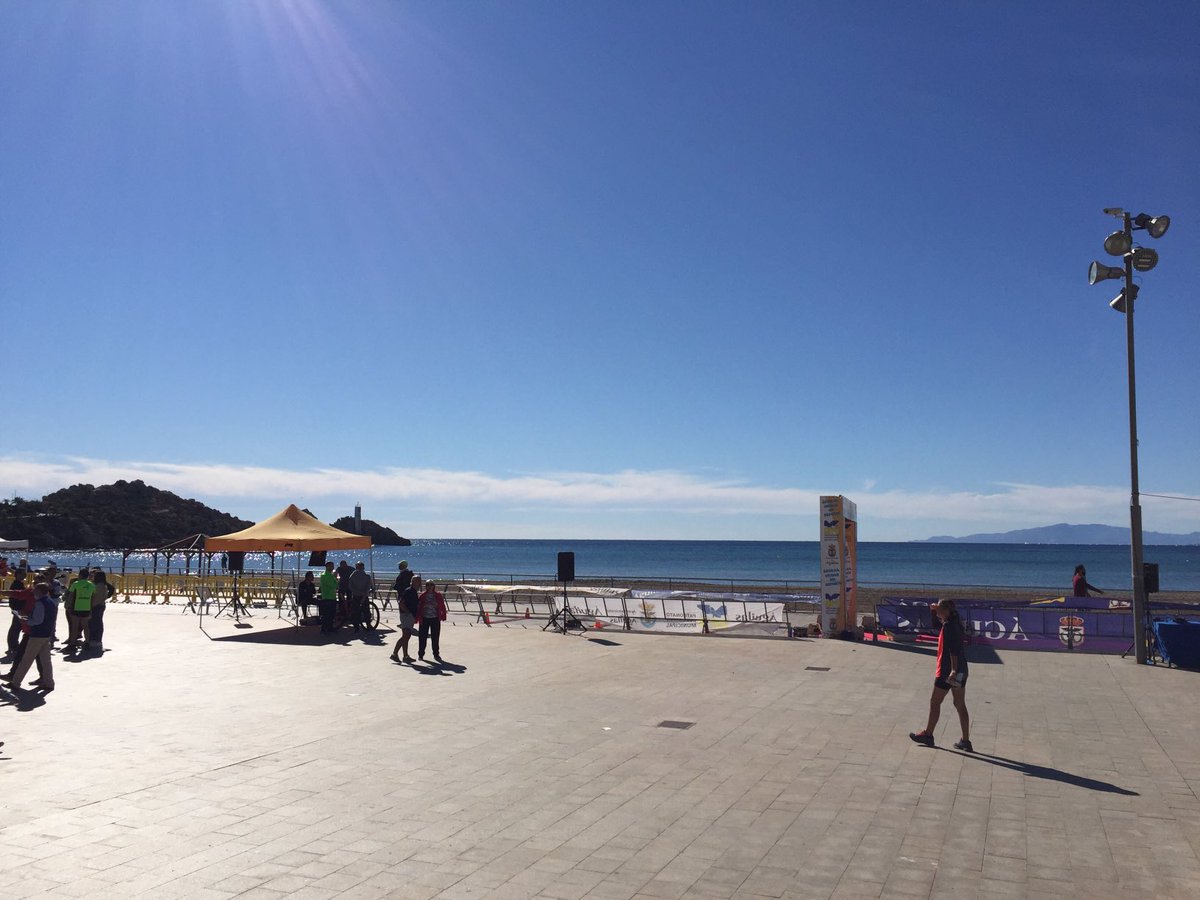 Echando la mañana en la media maratón de Aguilas. Bonito lugar.