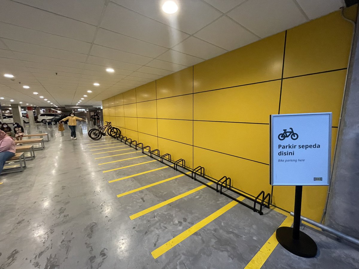 Pertama kali ke IKEA JGC, seneng banget lihat ada parkir sepeda berkapasitas besar dan beratap yang terletqk persis di depan pintu masuk!

Hal seperti ini harus jadi contoh untuk yang lain untuk diikuti :)

<a href="/IKEA_Ind/">IKEA Indonesia</a> <a href="/DKIJakarta/">Pemprov DKI Jakarta</a>