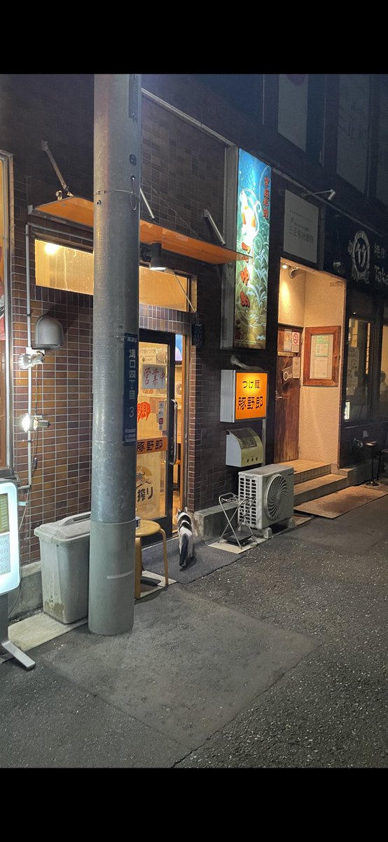 theguratans's tweet photo. どこ行くの？と聞いたらニャって返事してくれたので付いてったらラーメン屋だった https://t.co/7hC1kpPD0T