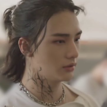 fluffshyunie's tweet photo. this hwang                                  this lee
   hyunjin                                        felix https://t.co/JhkWswV6md