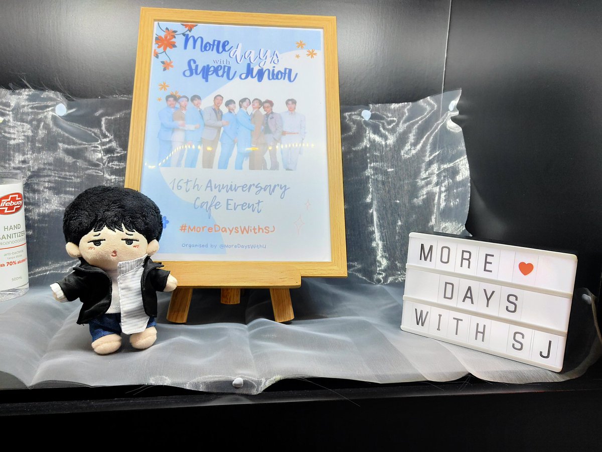 yeteukwook's tweet photo. Day2 of cafe event whereby I only went to #MoreDaysWithSJ because nearer for me
Brought Small #Yesung with me today as he was complaining I didn't bring him yesterday 😆
See how he enjoy his time going around taking photo alone
#SJ_16th_ANNIVERSARY #슈주와_함께_걸어온_16주년 https://t.co/1HYXuZOqit