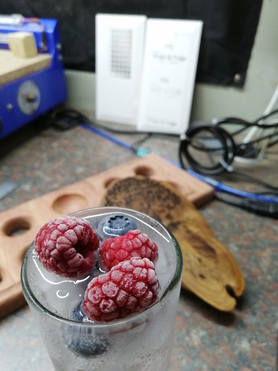 Cellie_ThisIsMe's tweet image. @Oom_Welly voorsien lafenis vir die keel terwyl ons #plankie werk @JuniperStLounge
@plankiebraai