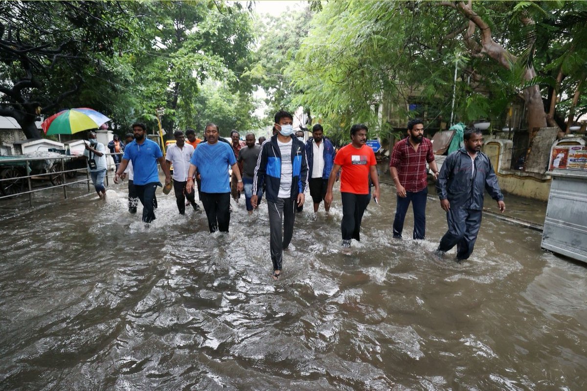 Udhaystalin's tweet photo. #ChepaukTriplicane தொகுதி ராயப்பேட்டை 119வது வட்டம் அவ்வை சண்முகம் சாலையில் மழைநீர் தேங்கியுள்ள பகுதிகளை பார்வையிட்டோம். தேங்கி நிற்கும் மழை நீரை அகற்றும் பணியை விரைவில் மேற்கொண்டு, மக்களின் அவசர தேவைகளுக்கு உதவிட தயார் நிலையில் இருக்குமாறு அதிகாரிகள்-கழகத்தினரை கேட்டுக்கொண்டேன். https://t.co/GV7Hca3K8m