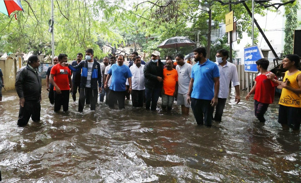 Udhaystalin's tweet photo. #ChepaukTriplicane தொகுதி ராயப்பேட்டை 119வது வட்டம் அவ்வை சண்முகம் சாலையில் மழைநீர் தேங்கியுள்ள பகுதிகளை பார்வையிட்டோம். தேங்கி நிற்கும் மழை நீரை அகற்றும் பணியை விரைவில் மேற்கொண்டு, மக்களின் அவசர தேவைகளுக்கு உதவிட தயார் நிலையில் இருக்குமாறு அதிகாரிகள்-கழகத்தினரை கேட்டுக்கொண்டேன். https://t.co/GV7Hca3K8m