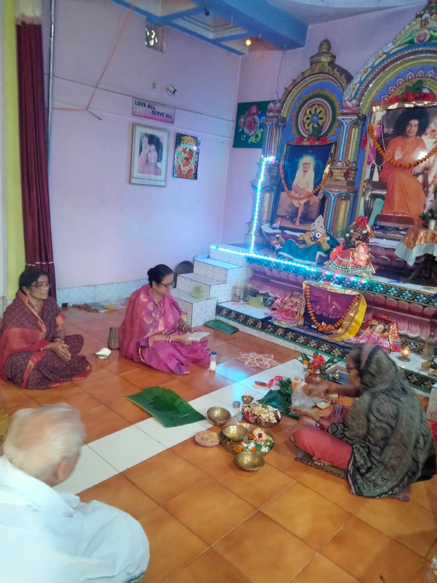 sathyasaiodisha's tweet photo. Loving Sairam..
With the Blessings of Sri Sathya Sai Baba, Sai Avatar Declaration Day was celebrated in Sri Lingaraj Samithi of Bhubaneswar Sai district with Sodashaupachar Puja, Bhajan & Satsang on 20.10.2021.
#Avatardeclarationday
#Bhubaneswar
-Media Team https://t.co/SXPw08b0cs