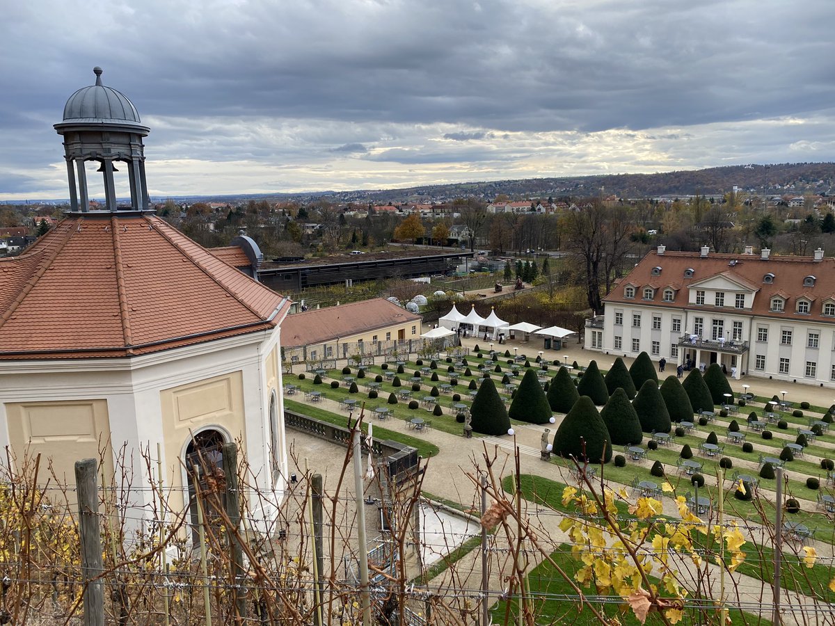 _PrivatePress's tweet photo. Ausflug zum Weingut Schloss #Wackerbarth. https://t.co/93Et1HJGZM
