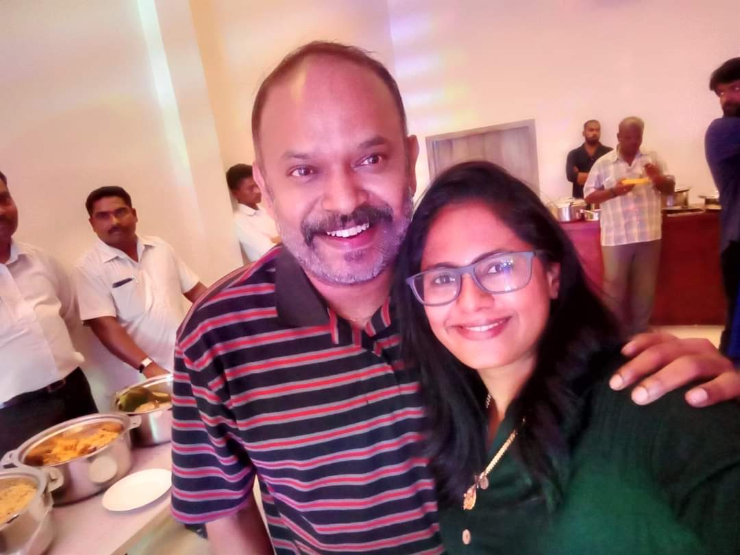 PenRekha's tweet photo. யாரோ 
யாருக்குள் இங்கு யாரோ
யார் நெஞ்சை
இங்கு யார் தந்தாரோ

என் இனிய 
பிறந்தநாள் வாழ்த்துக்கள் 
@vp_offl https://t.co/vZG6pN2bvi