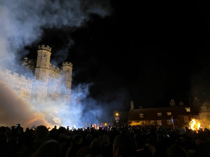 Remember Remember | #battlebonfire 🔥💥 <a href="/bbcsoutheast/">BBC South East</a> <a href="/BBCSouthNews/">BBC Hampshire & Isle of Wight</a> <a href="/1066Tweets/">1066 Tweets</a> <a href="/itvmeridian/">ITV News Meridian</a> <a href="/BBCSussex/">BBC Sussex</a>