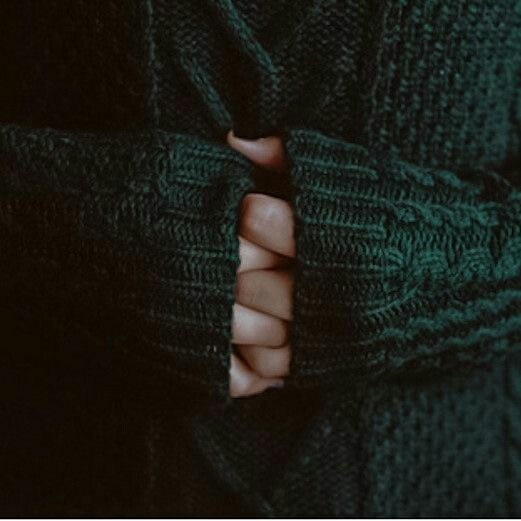 ___Loki______'s tweet photo. Слизеринцы сплетают из слов паутину
Узором любуя��ь,и каждую нить
Они присыпают слегка звездной пылью
Чтоб было сложнее её распустить

Слизеринцы смеются,они точно знают
Что нынче,что было и что впереди
Сны поведали всё,так бывает
Когда ты рождаешься с даром в груди #ГарриПоттер https://t.co/6X4AiTJQOW