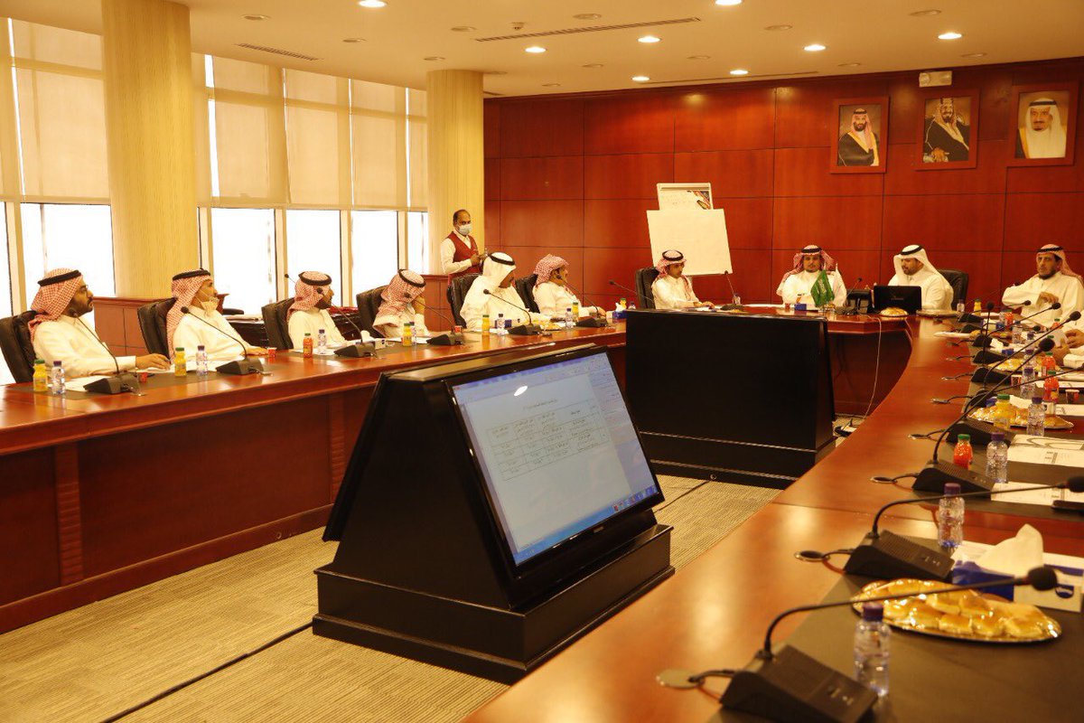 jalwialsalmi's tweet photo. #اجتماع|
 
استمع #أمين_منطقة_حائل م.سلطان بن حامد الزايدي لأبرز التحديات التي تواجه المستثمرين بالمنطقة الصناعية في #حائل وذلك خلال الاجتماع الذي عقدته اللجنة الصناعية الخدمية في #غرفة_حائل برئاسة أ.جلوي السالمي بحضور  #أمين_حائل وأعضاء مجلس إدارة #غرفة_حائل وأمينها https://t.co/VWFYoiFblW