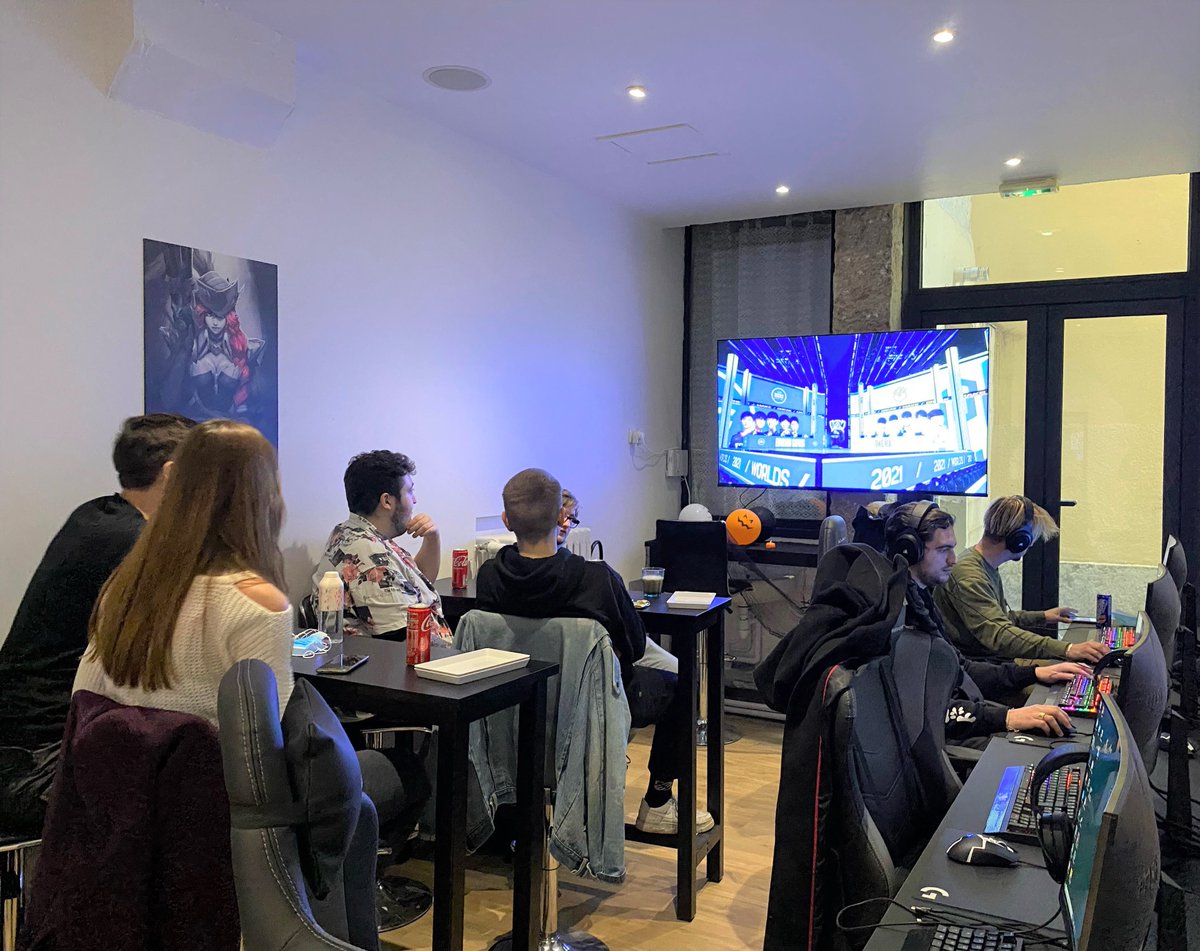 GamingLoungeFR's tweet photo. Une finale épique, dans une ambiance tout aussi épique au Lounge !
Quelle belle façon de refermer ces #Worlds2021 de @lolesports !!
Rendez-vous cette semaine pour des annonces croustillantes... https://t.co/mx9UB8joZW