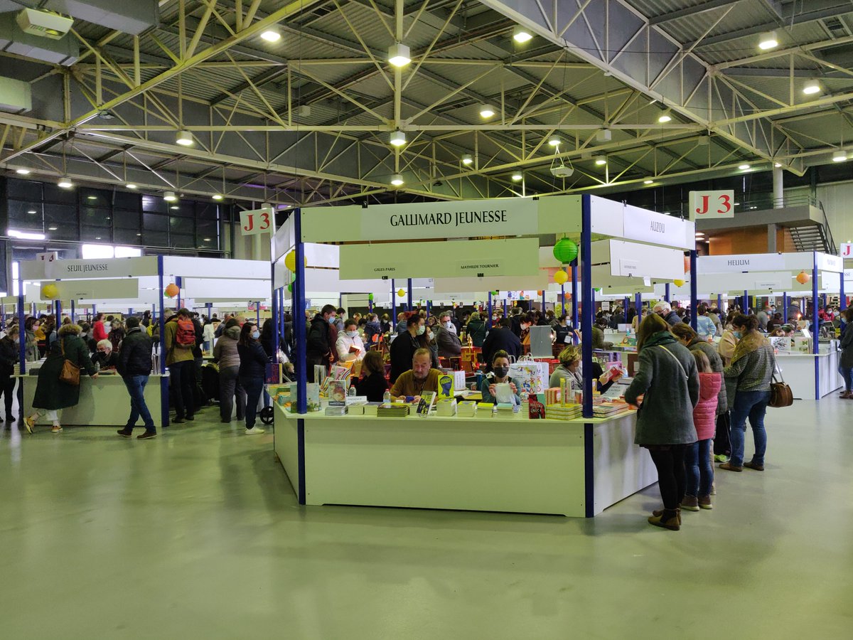 Woillard4's tweet photo. @profnpicard  Foire du livre de Brive ce matin mais où est donc #pharmacologix https://t.co/7JSA2K6piP