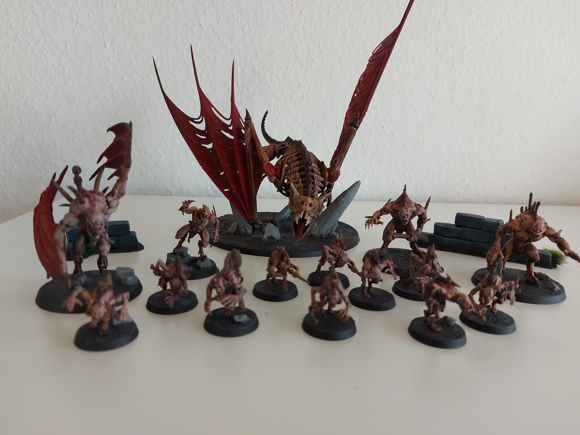 frl_thyme's tweet photo. Meine Flesh-Eater sind, bis auf das Varnish, fertig. Wenn ich Warhammer spielen würde, könnte ich jetzt Warhammer spielen.
#miniatures #miniaturepainting #beginnen #ghule #zombiedrache https://t.co/un8SmgGdMJ