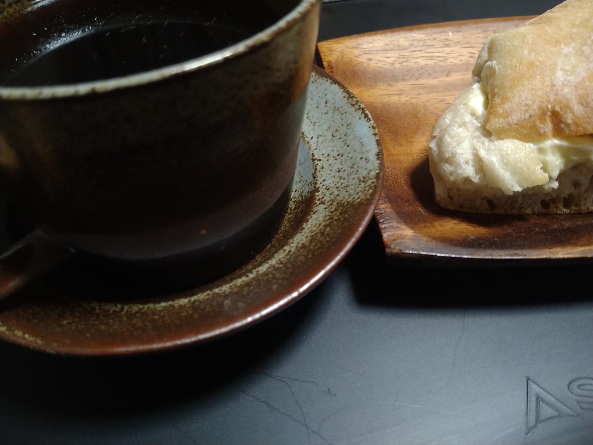 h164kom's tweet photo. SOL BAKERY♪
蜂蜜バターサンド
店員さんイチオシ
ぼっけぇうめぇ(о´∀`о)
(とても美味し〜)
#SOTO #SOL #SOLBAKERY
#蜂蜜バターサンド
#波佐見焼 #珈琲 #FolkDesign https://t.co/Ft1fL5H1z9