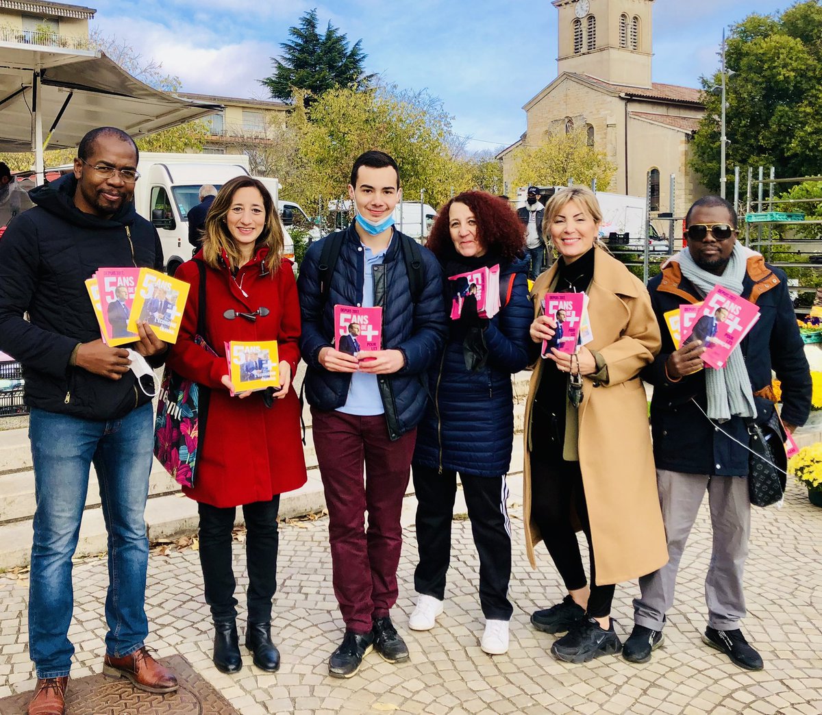 Asssadillah's tweet photo. Ce dimanche 7/11  tractages et questionnaire 5ans à l’écoute ce au marché Curial à @Bron en présence de notre député @Anissa_Khedher 
Nous avons été très bien accueilli par les Brondillant(e)s 
 Bravo au comité pour l’engagement . @EnMarcheLyon @SarahPeillon @enmarchefr https://t.co/bjHd76cXQp