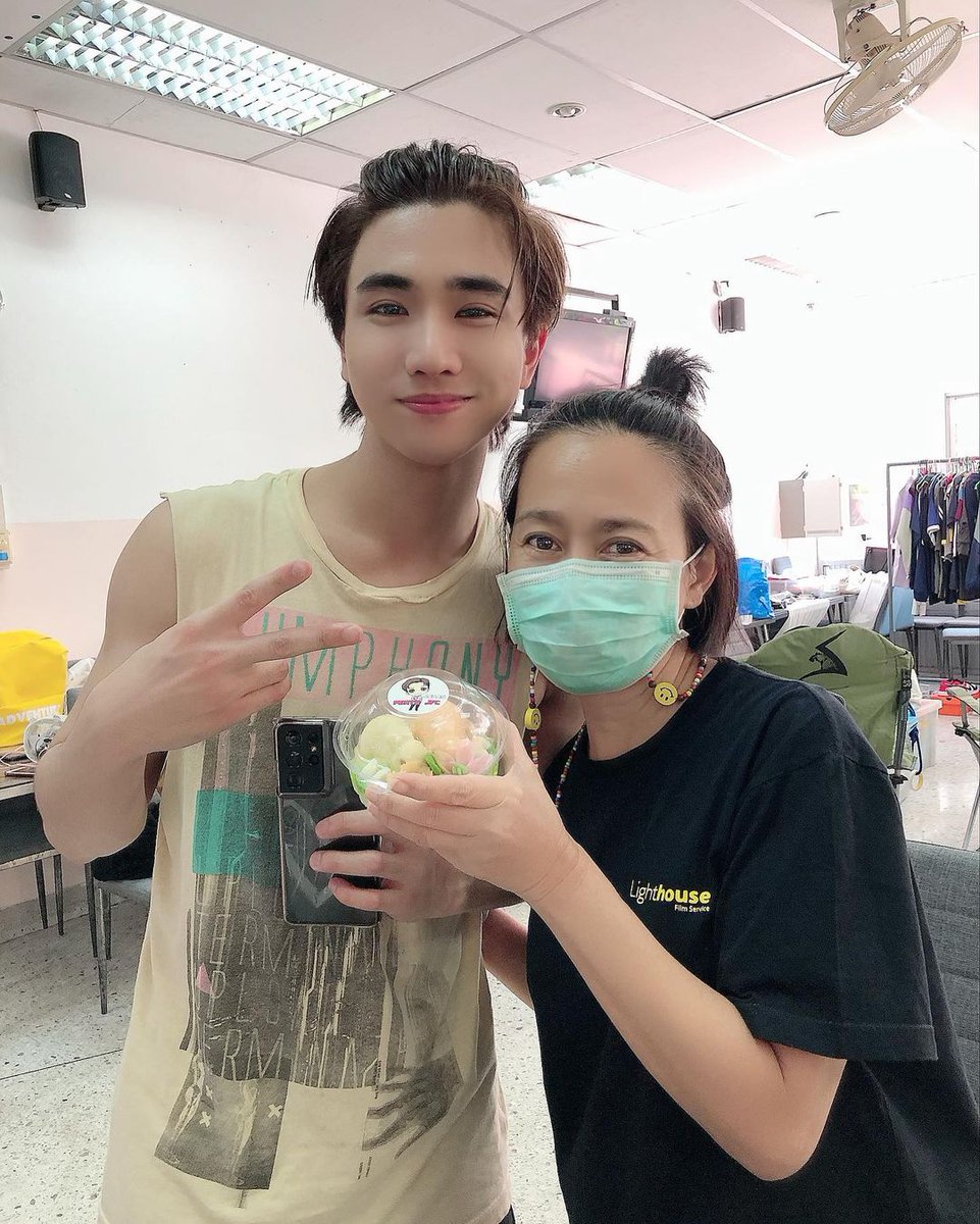 bbyyppe's tweet photo. Perth's apple hair is back 🤧🤧🤧 so cute 🤏🏻 i love it 🖤
#PerthTanapon 
#KDPPE https://t.co/GUVaRaHlp1