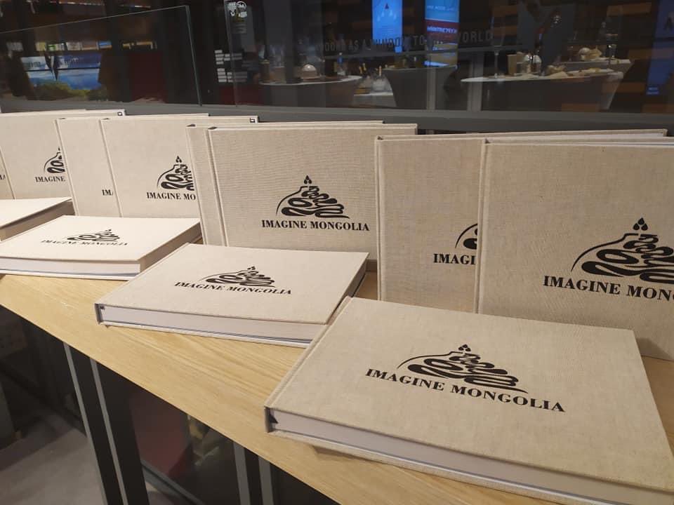 Маргааш өглөө  10 ширхэг “ Монголыг төсөөл “ ном маань Хонг Конг - руу илгээгдхээр боллоо. 
Тодруулбал дэлхийн томоохон сүлжээ буудлын public area -д  Монголыг танилцуулах сурталчилгаа ном болон Тайланд, Хонг Конг , Франц , Итали , Хайнань гээд салбар буудлуудруу тараагдна гэнэ🙏🏻