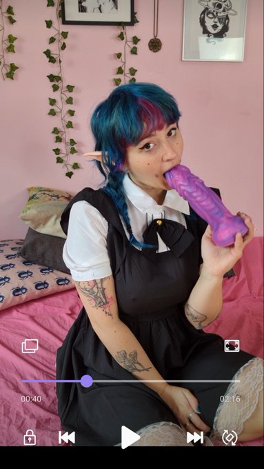 Tu viens me voir jouer avec mon gros gode ? 👇  Want to see me playing with my big dildo ? 👇 https://t