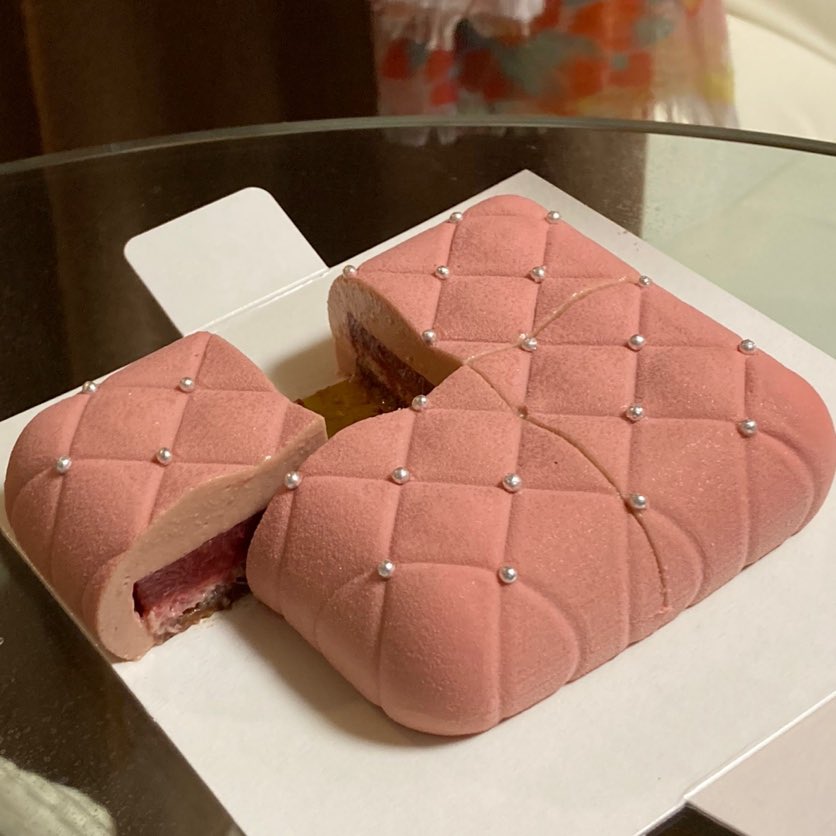 ラナイ 銀座のシャネルにテイクアウトのケーキがあるって初めて知りました 秘密めいたエレベーターで上がって受け取ったの マトラッセみたいでかわいい 表面はシルバニア みたいな質感で切ったらムースやらキャラメルやら層になってて美味しかった