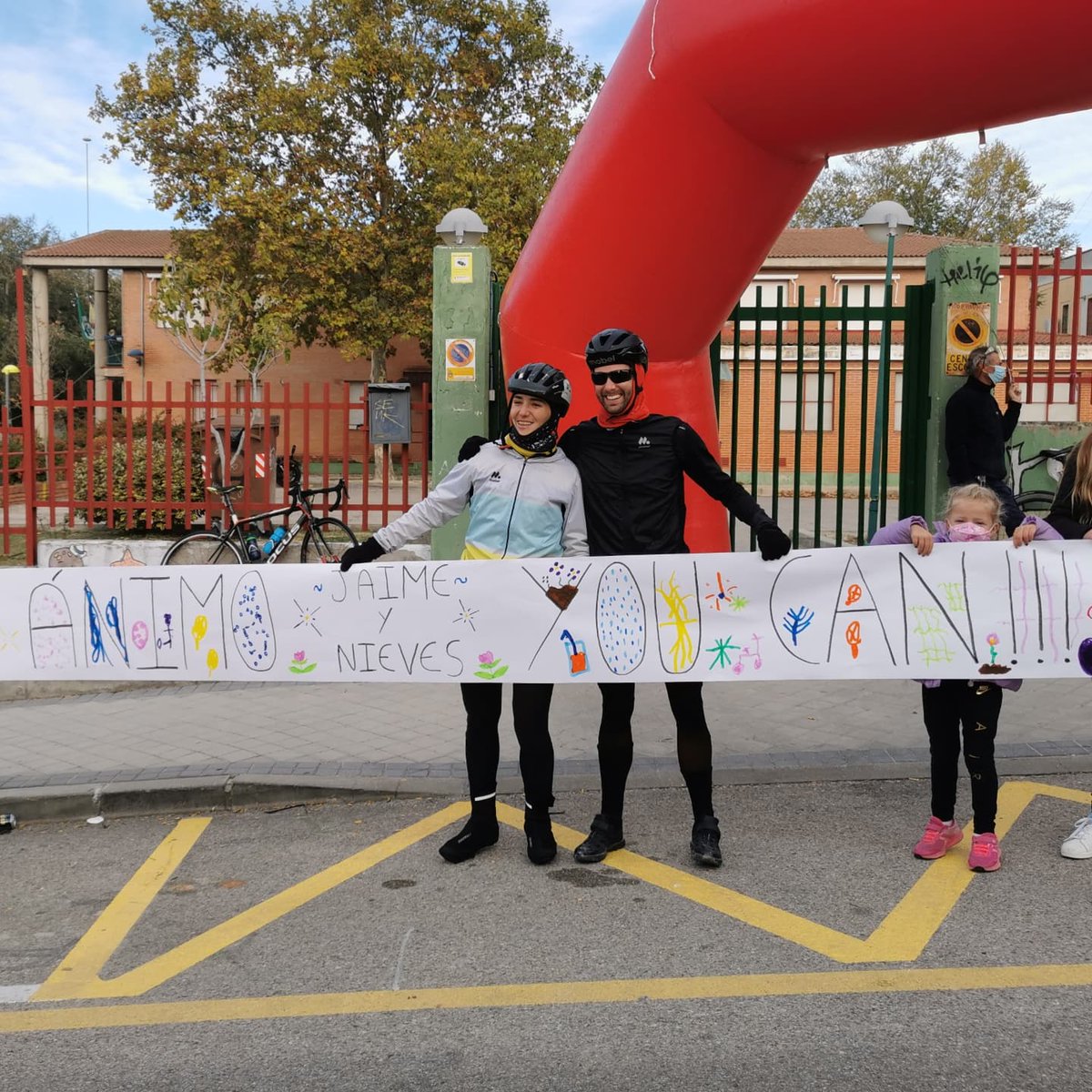 AytoRivas's tweet photo. 🔬🚴‍♀️ Hoy es el día. Jaime, vecino ripense y profe del cole Victoria Kent, y Nieves, docente en Alcalá, han salido de Rivas para completar un duatlón solidario de 111 km y recaudar fondos para la investigación contra el cáncer infantil de @elsuenodevicky: https://t.co/g1yCiyKOnS https://t.co/bm4r7IAWFC