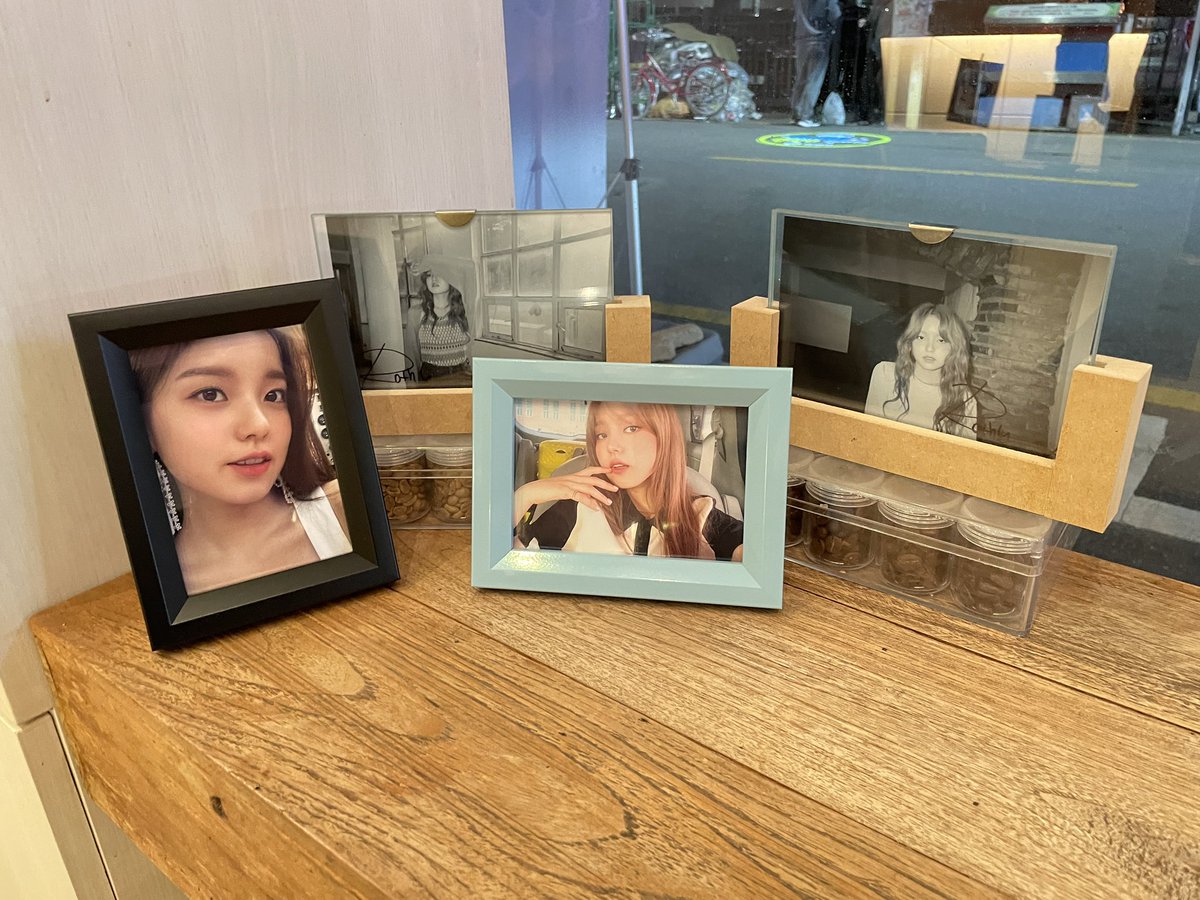 studio_Rothy's tweet photo. 로시가 전시하라고 사진을 주고가서 추가적으로 카페에 전시하였습니다. 
남은 기간 많은 방문 부탁드립니다.
추가로 카페 영업 마감시간이 22:00로 변경되었습니다. https://t.co/A7PLxwgWz9