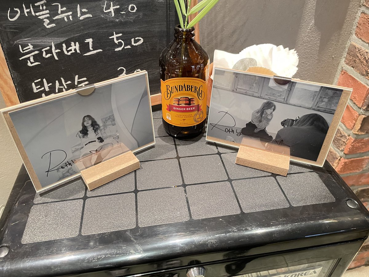 로시가 전시하라고 사진을 주고가서 추가적으로 카페에 전시하였습니다. 
남은 기간 많은 방문 부탁드립니다.
추가로 카페 영업 마감시간이 22:00로 변경되었습니다.