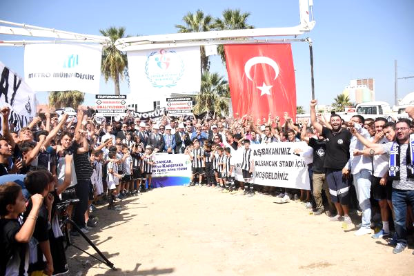Altay_Alsancak's tweet photo. HATIRLATALIM:
Stat yıkılıp yerine AVM yapılacak denildiğinde Altay taraftarı karşı çıktı, meydanlarda haykırdı, AVM yapılmasına engel oldu.

Stadın temel atma töreninde ise yine Altay taraftarı oradaydı.

#AlsancakAltayındır 

@avhamzadag @MuratEskici38 @kasapoglu @alpayozalan35 https://t.co/X26rLbA6gY
