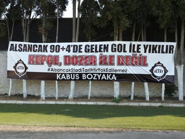 Altay_Alsancak's tweet photo. HATIRLATALIM:
Stat yıkılıp yerine AVM yapılacak denildiğinde Altay taraftarı karşı çıktı, meydanlarda haykırdı, AVM yapılmasına engel oldu.

Stadın temel atma töreninde ise yine Altay taraftarı oradaydı.

#AlsancakAltayındır 

@avhamzadag @MuratEskici38 @kasapoglu @alpayozalan35 https://t.co/X26rLbA6gY