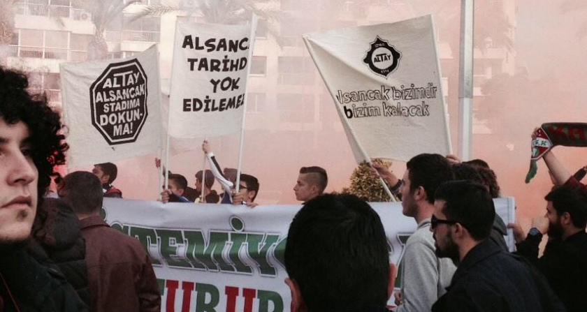 Altay_Alsancak's tweet photo. HATIRLATALIM:
Stat yıkılıp yerine AVM yapılacak denildiğinde Altay taraftarı karşı çıktı, meydanlarda haykırdı, AVM yapılmasına engel oldu.

Stadın temel atma töreninde ise yine Altay taraftarı oradaydı.

#AlsancakAltayındır 

@avhamzadag @MuratEskici38 @kasapoglu @alpayozalan35 https://t.co/X26rLbA6gY