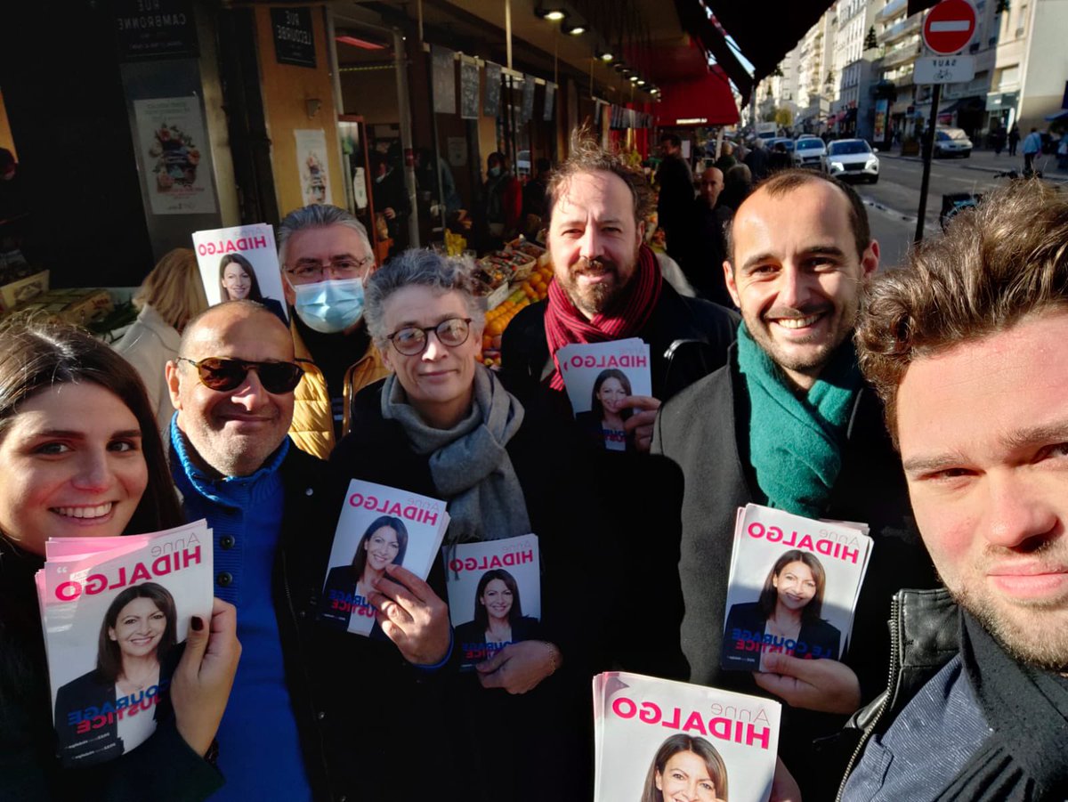 AnouchToranian's tweet photo. Week end de mobilisation à #Paris15 pour la candidature d’@Anne_Hidalgo à la Présidentielle. 

Une femme de conviction et d’action qui défend un projet alliant social et écologie, au service des Français•e•s. 

Retrouvez-nous sur les marchés du 15e pour nous rejoindre ⤵️ https://t.co/Plka5mBYAP
