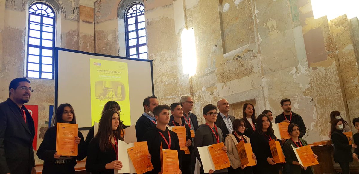 Türk Arkeoloji ve Kültürel Miras Enstitüsü tarafından düzenlenen4 günlük eğitim programında öğrencilerimiz arkeoloji ve tarih hakkında kıymetli deneyimler edindiler.Programın sonunda katılımcılara sertifikaları Prof.Dr.Nevzat Çevik tarafından takdim edildi
#GençArkeolojiElçileri