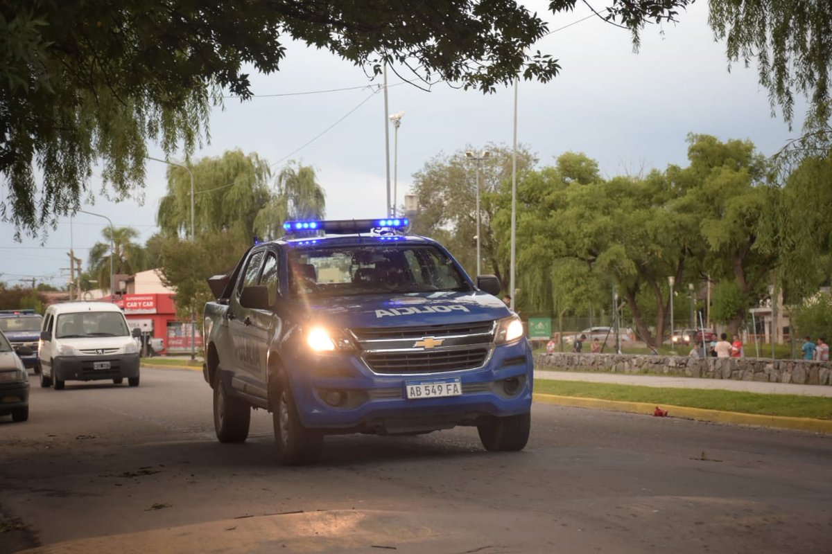 PoliciaCbaOf's tweet photo. Dos detenidos en Bº #SanVicente del #DttoV, quienes habrían sustraído un reflector y varios metros de cable de un establecimiento educativo. Además, en Bº #LasVioletas, personal del #DttoII secuestró un automóvil en la vía pública que registra pedido de una entidad judicial. https://t.co/xGqBS1hTmy