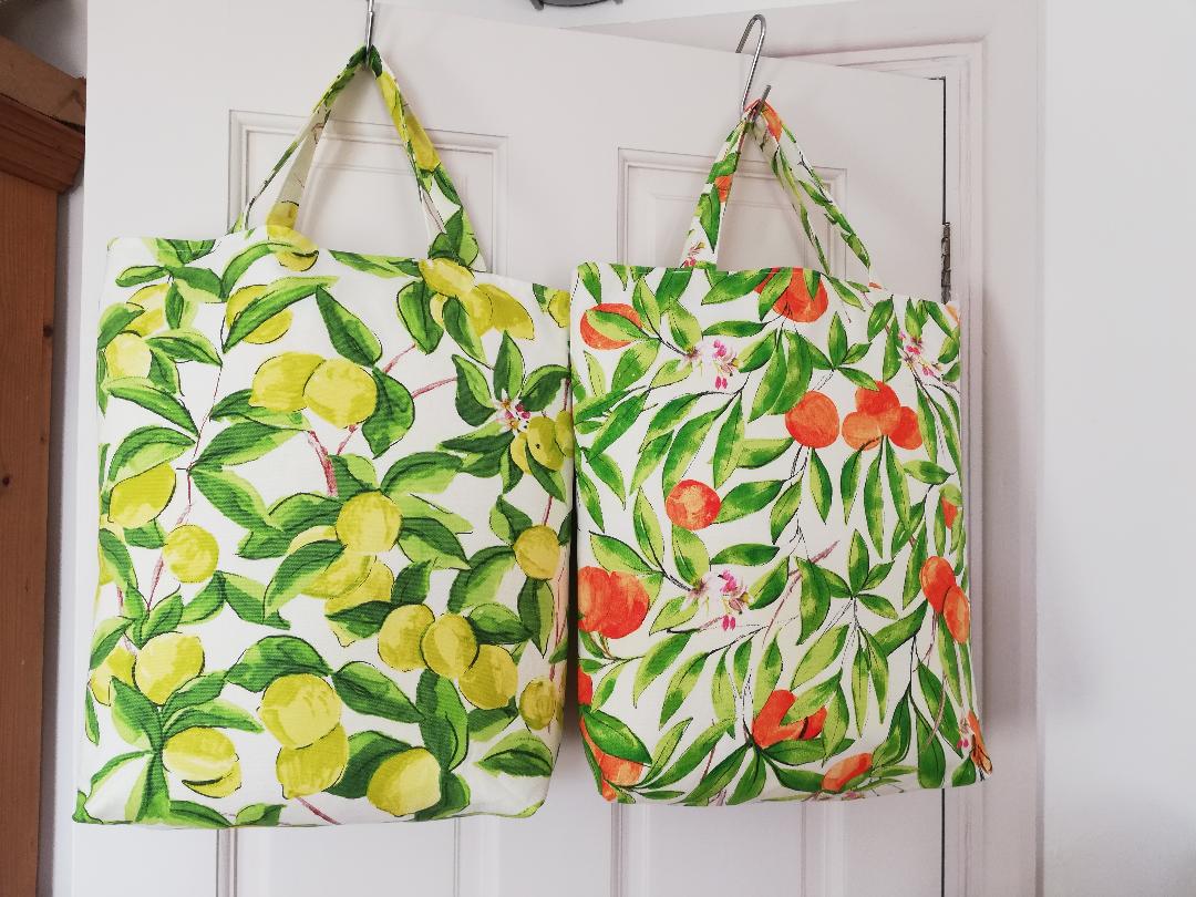 NeilSlade3's tweet image. Loving the series @Carol4OliveFarm  following your explorations of the Cote d'Azur. We're frequent visitors to Menton &amp;amp; Nice, plus Alassio over the border. After the Menton lemons I felt inspired to dig out this fabric to make a couple of totes. Looking forward to Grasse tonight.