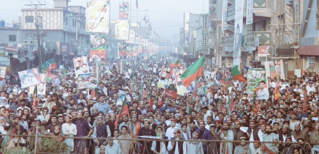WorksKhan's tweet photo. پشاور کے لوگوں نے پی ٹی آئی اور وزیراعظم عمران خان کے ساتھ اپنا وعدہ وفا کردیا۔ @Jhagra  اور @RKjhagra کی قیادت میں ایک بڑا قافلہ جلسہ گاہ کے قریب پہنچ گیا۔ https://t.co/DtNBaMdsaF