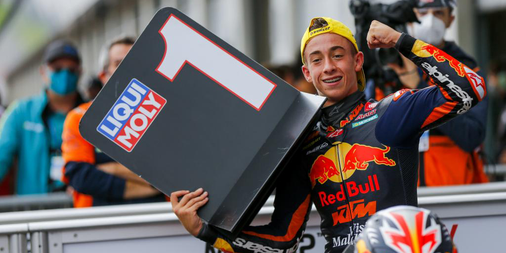 larectadeatras's tweet photo. Desde #larectadeatras queremos felicitar al Campeón del Mundo español más joven de la historia, @37_pedroacosta
¡Enhorabuena, Pedro!
📸 @MotoGP
#MotoGP #Moto3 #Moto #Motorcycle #RacingMotorcycle #WorldChampion #CampeondelMundo #Portimao https://t.co/SAhwYKsAI4