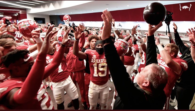 CoachSamPittman's tweet photo. It was such an honor to be in the Hog Walk with Razorback great and NFL HOF @SteveAtwater27 and to get to celebrate with the HOG fans and players and coaches. What a day! #turnthatdamnjukeboxon #WPS https://t.co/Pl8rvN9W4l
