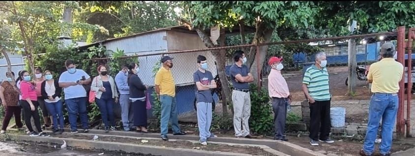 Las familias de Ticuantepe llenas de alegria y confianza ejercen su voto.
#EleccionesSoberanas2021
#TodosJuntosVamosAdelante
#JuntosDefendiendoLaPaz