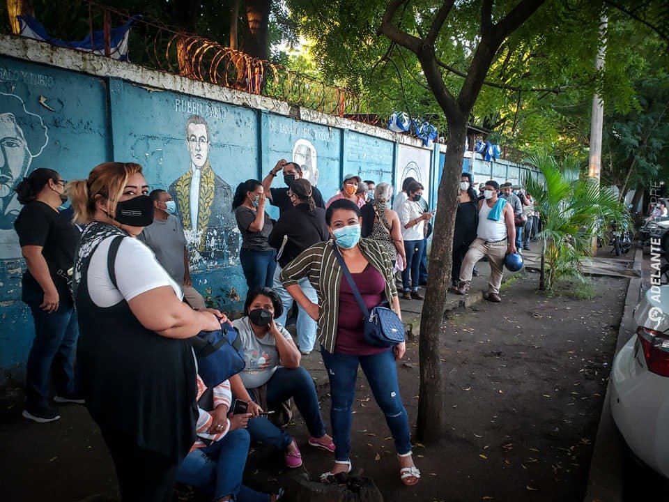 Desde tempranas horas de la mañana pobladores de los diferentes distritos asisten a los Centros de Votación Ejerciendo su derecho.
#EleccionesSoberanas2021
#UnidosEnVictorias
#JuntosDefendiendoLaPaz