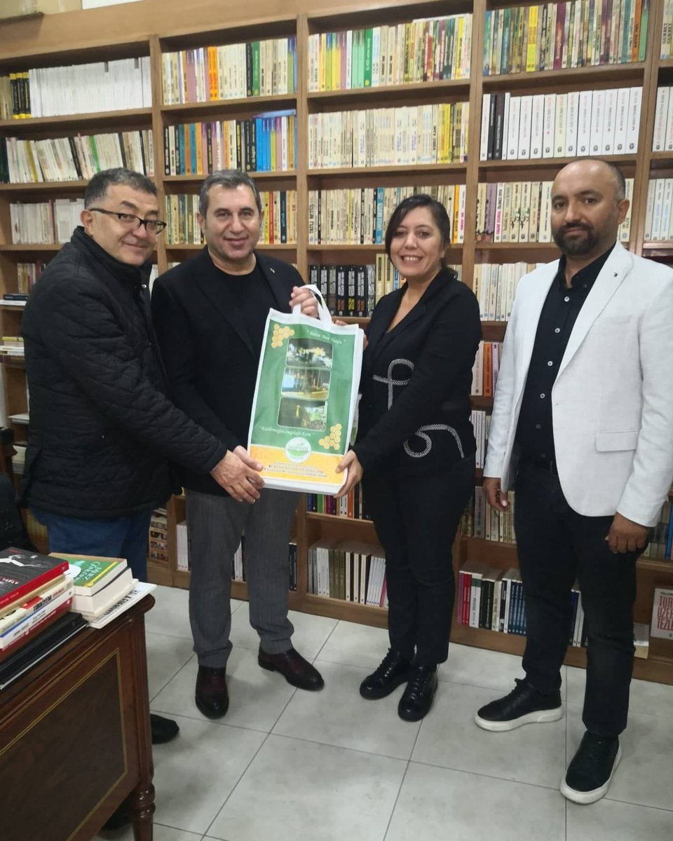 MMuratacil's tweet photo. Tekin Yayınevi sahibi ve Genel Yayın Yönetmeni ve Yayıncılar Kooperatifi Başkanı Sevgili hemşerim Elif Akkaya'yı ziyaret ettik. 
Mutlaka gitmenizi, kahvenizi huzurla yudumlarken kitabınızın bir bölümünü orada okumanızı öneririm

@tekinyayinevi_1962 @tekin.kitabevi @elifakkaya_eli https://t.co/WolyuHhw9B