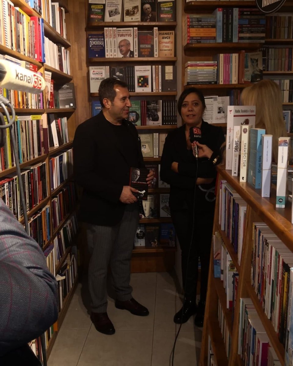 MMuratacil's tweet photo. Tekin Yayınevi sahibi ve Genel Yayın Yönetmeni ve Yayıncılar Kooperatifi Başkanı Sevgili hemşerim Elif Akkaya'yı ziyaret ettik. 
Mutlaka gitmenizi, kahvenizi huzurla yudumlarken kitabınızın bir bölümünü orada okumanızı öneririm

@tekinyayinevi_1962 @tekin.kitabevi @elifakkaya_eli https://t.co/WolyuHhw9B